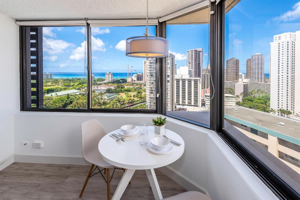 Hawaiian Monarch modern Studio 24th floor - Housity