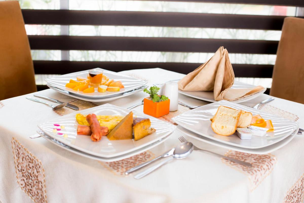 Hotel Los Almendros - Housity