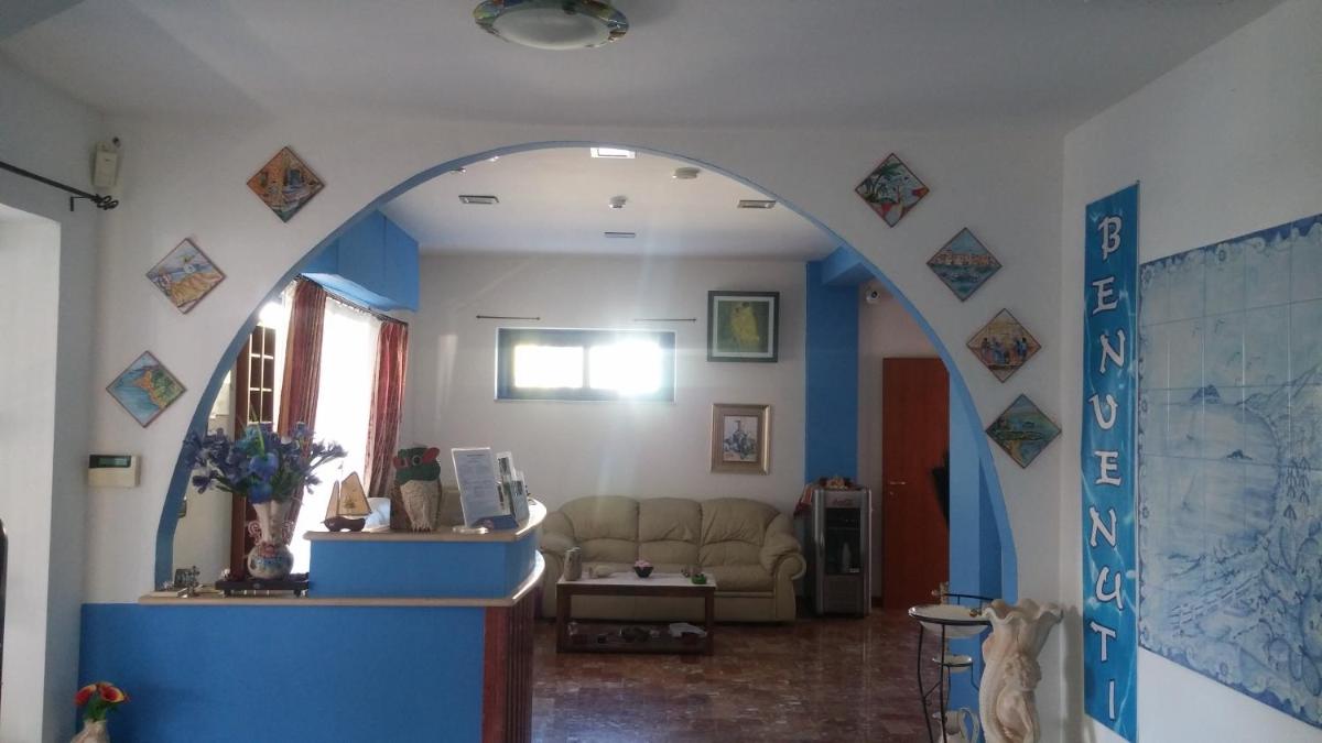 Beach Hotel - Housity