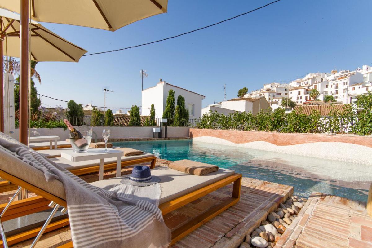 una villa con piscina y patio en La Serena Boutique Hotel & Wellness - Altea, en Altea