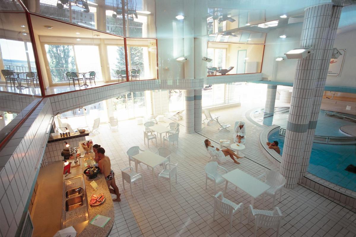Piscine de l'établissement Hotel et Résidence Le Clos Cerdan ou située à proximité