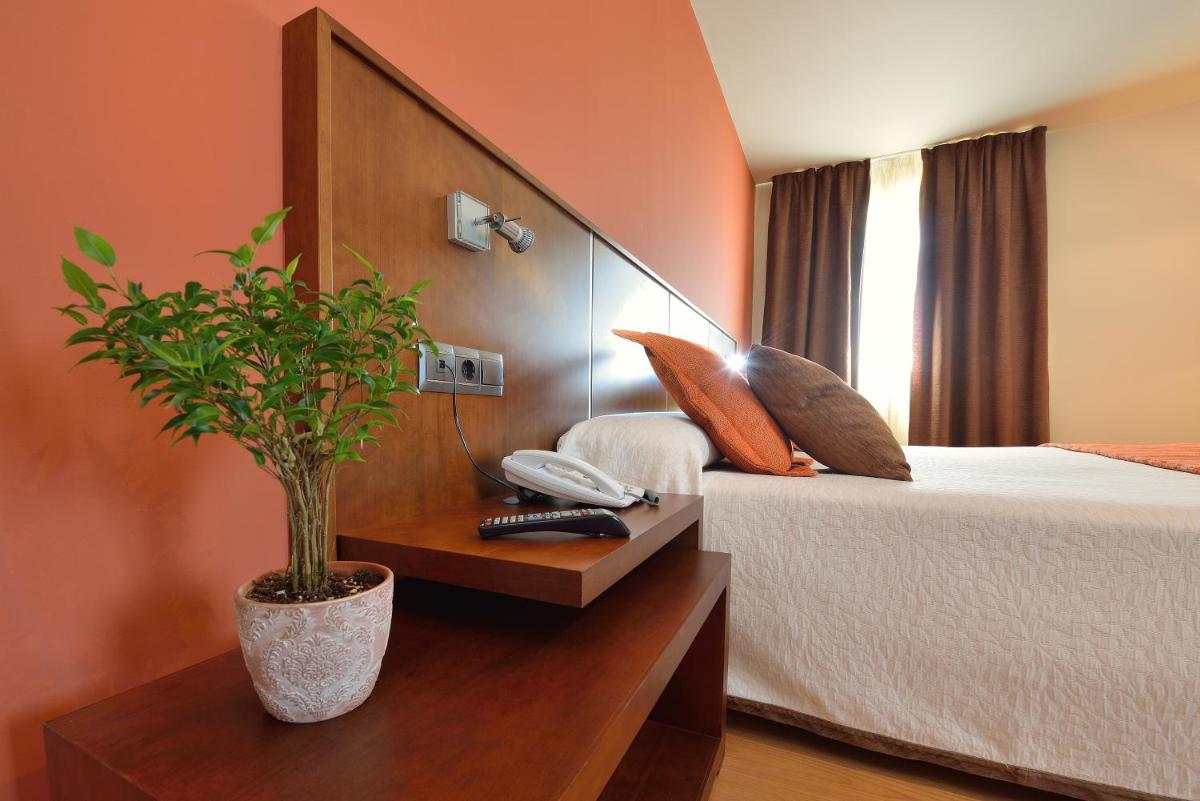 Cama o camas de una habitación en Hotel Spa Norat Torre Do Deza 4* Superior