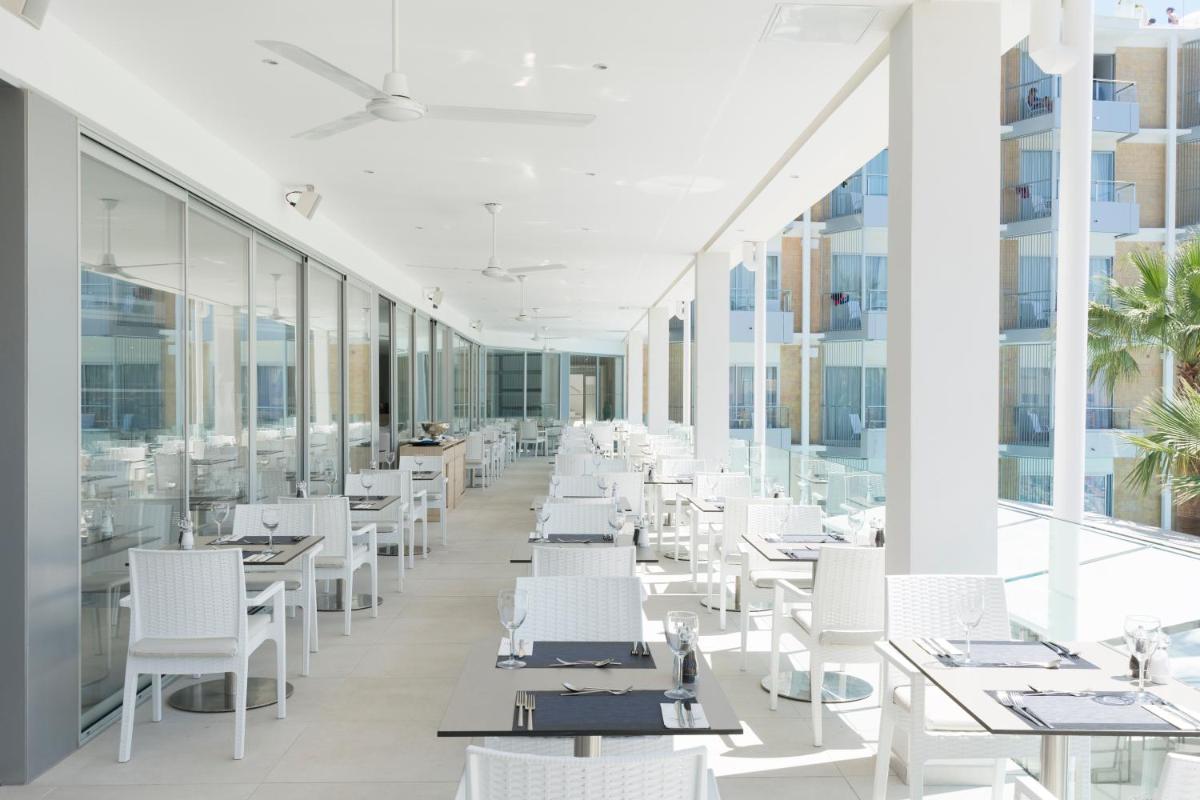 Un restaurante o sitio para comer en Reverence Mare Hotel - Adults Only