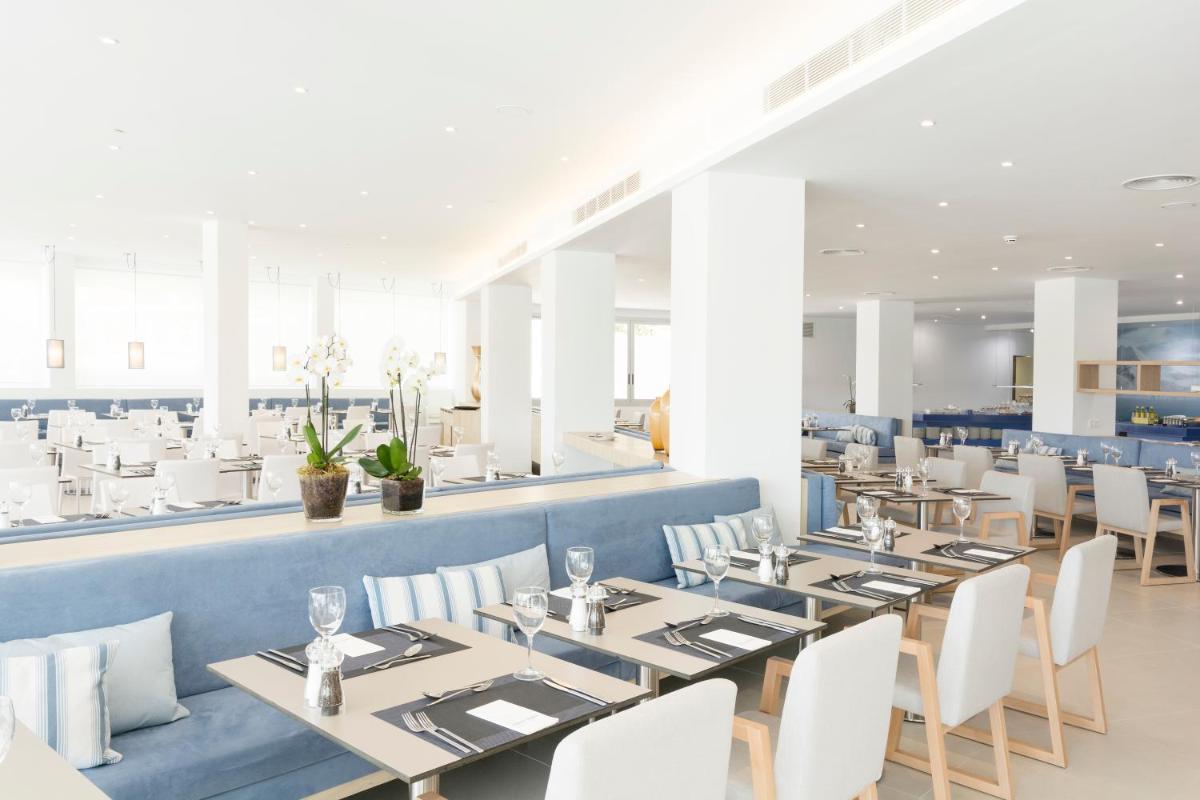 Un restaurante o sitio para comer en Reverence Mare Hotel - Adults Only