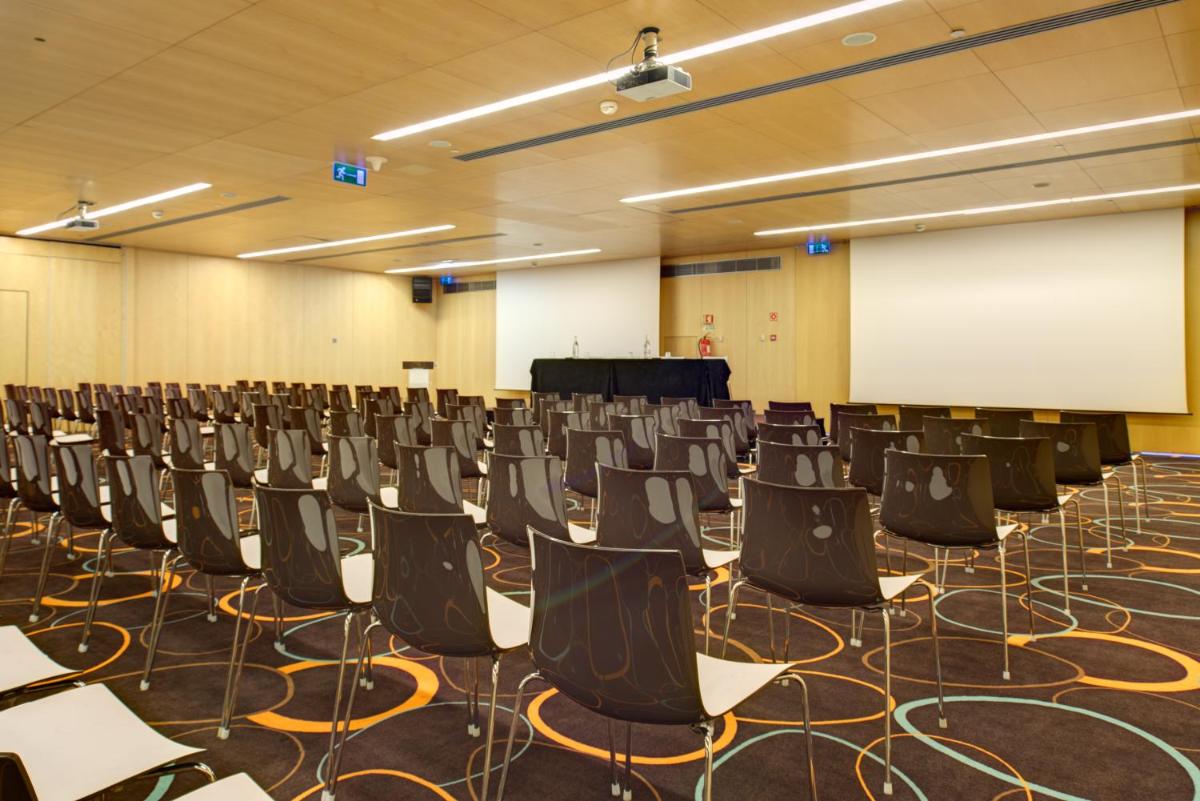 uma sala vazia com cadeiras e um quadro branco em VIP Grand Lisboa Hotel & Spa em Lisboa mais 71 fotografias