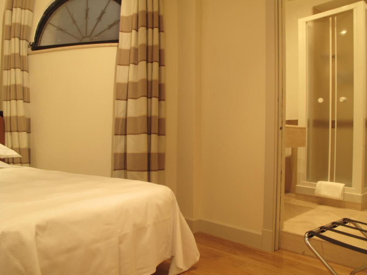 Hotel Albergo Santa Chiara - Housity