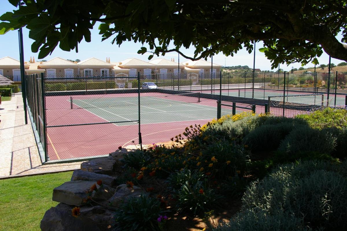 Comodidades para jogar ténis e squash em Boavista Golf & Spa - Bela Colina Holidays ou nas proximidades