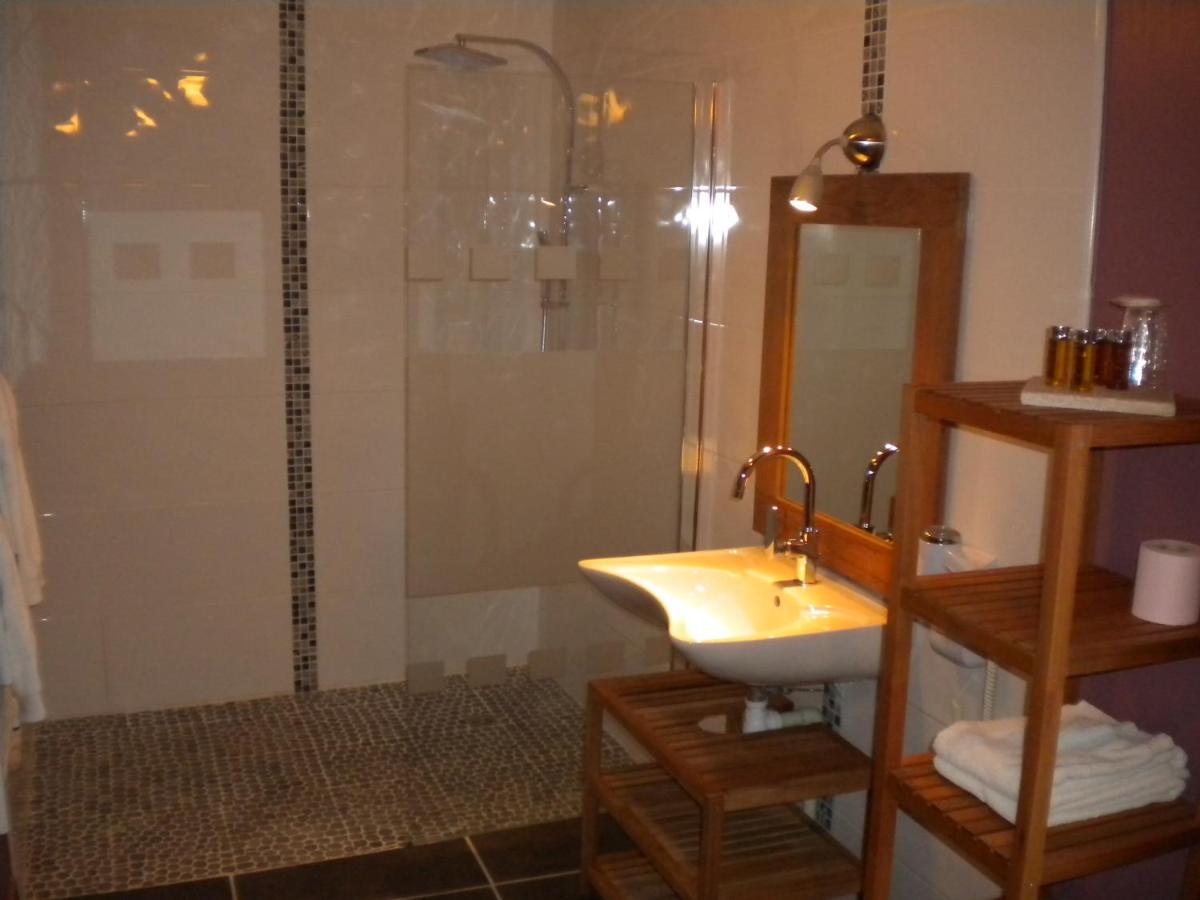Salle de bains dans l'établissement Logis Hôtel Château De Palaja