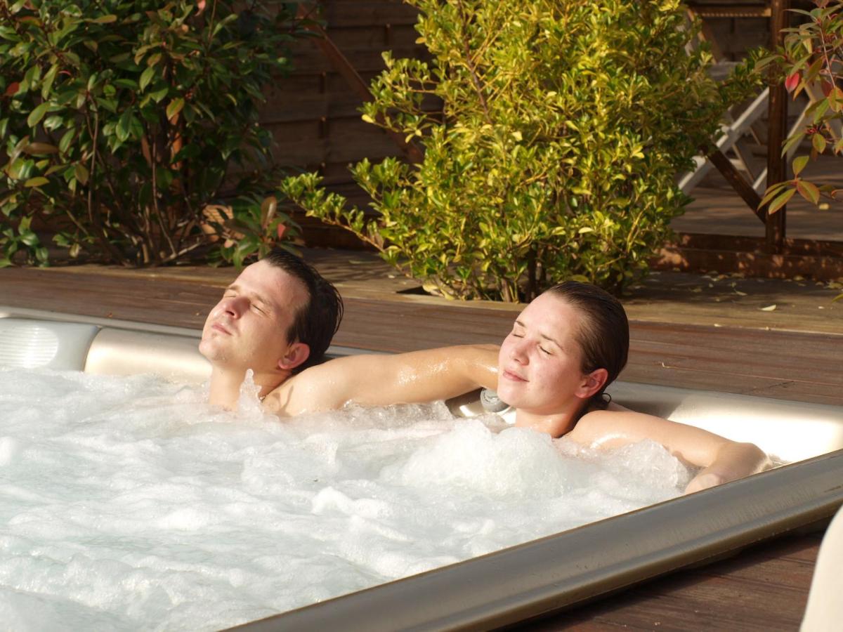Clients de l'établissement Demeures & Châteaux Hôtel Domaine le Clos des Fontaines