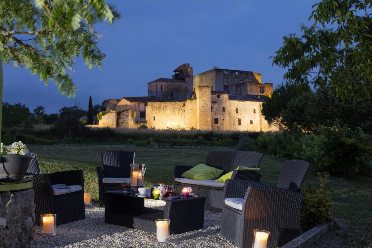 Coin salon dans l'établissement Logis L'Auberge de Larressingle