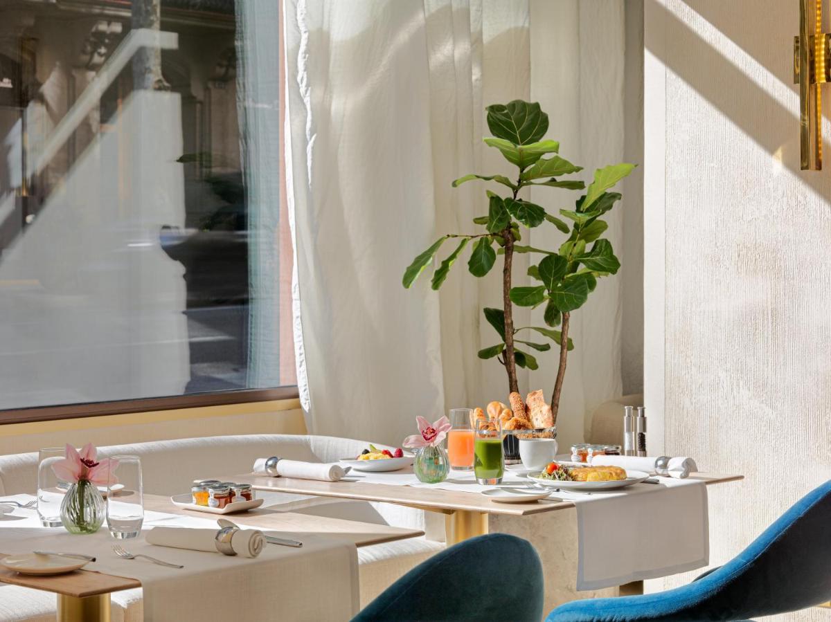 Comida en o cerca de este hotel