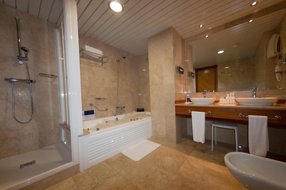 Un baño de Hotel La Laguna Spa & Golf