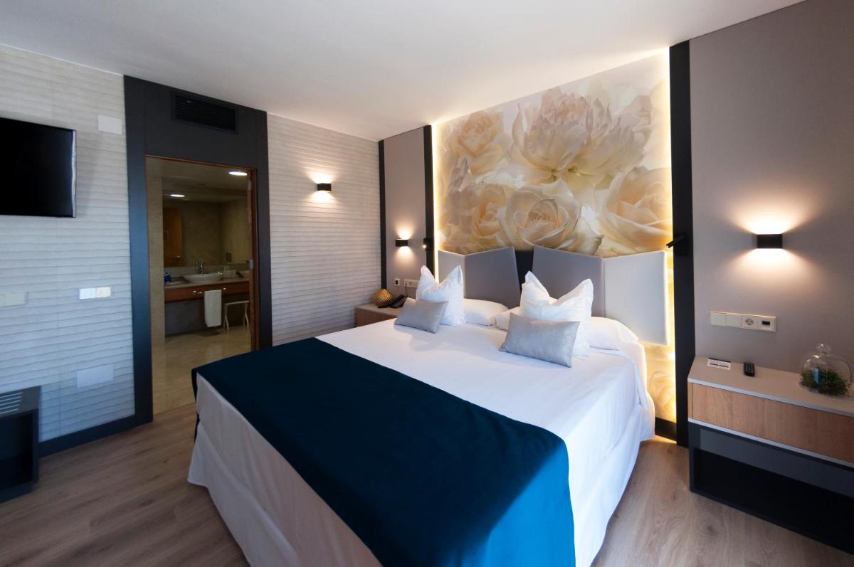 Cama o camas de una habitación en Hotel La Laguna Spa & Golf