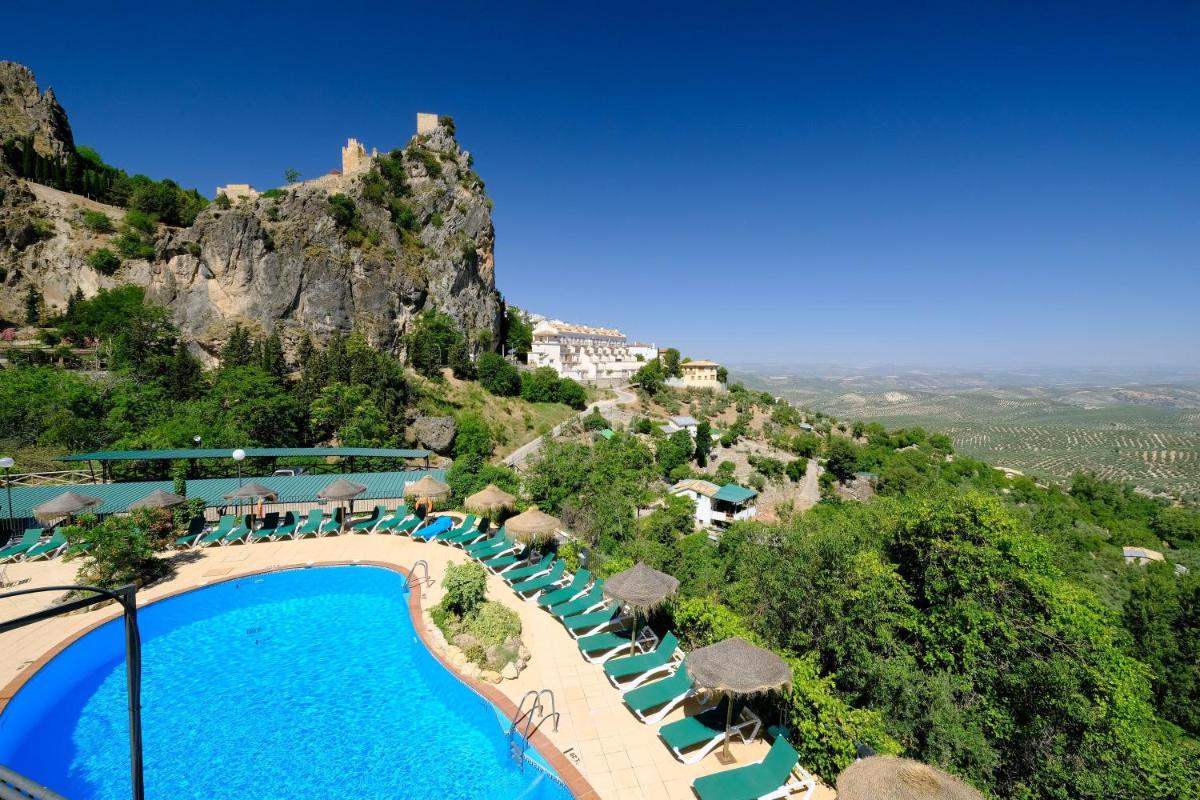 - Vistas a un complejo con piscina y montaña en Hotel Sierra de Cazorla & SPA 3*, en Cazorla