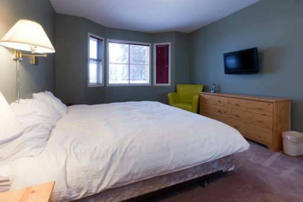 Vacation Homes by The Bulldog- Henk's Haven - Housity
