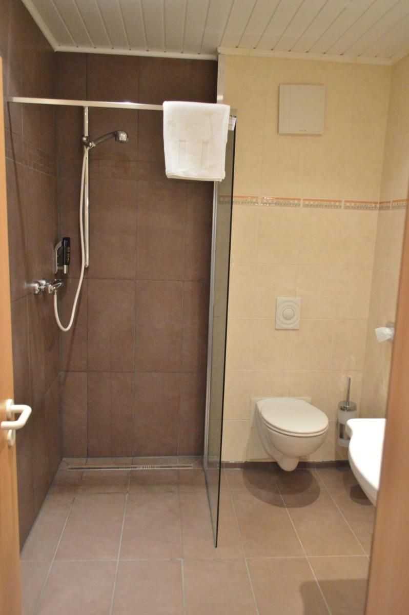 Hotel B8 Voerde - Housity