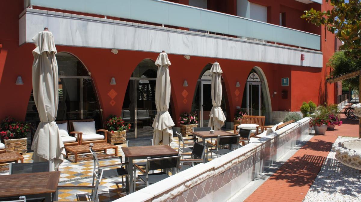 Un restaurante o sitio para comer en Hotel Spa Pinar del Mar