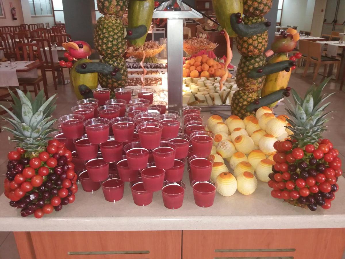 Comida en o cerca de este hotel
