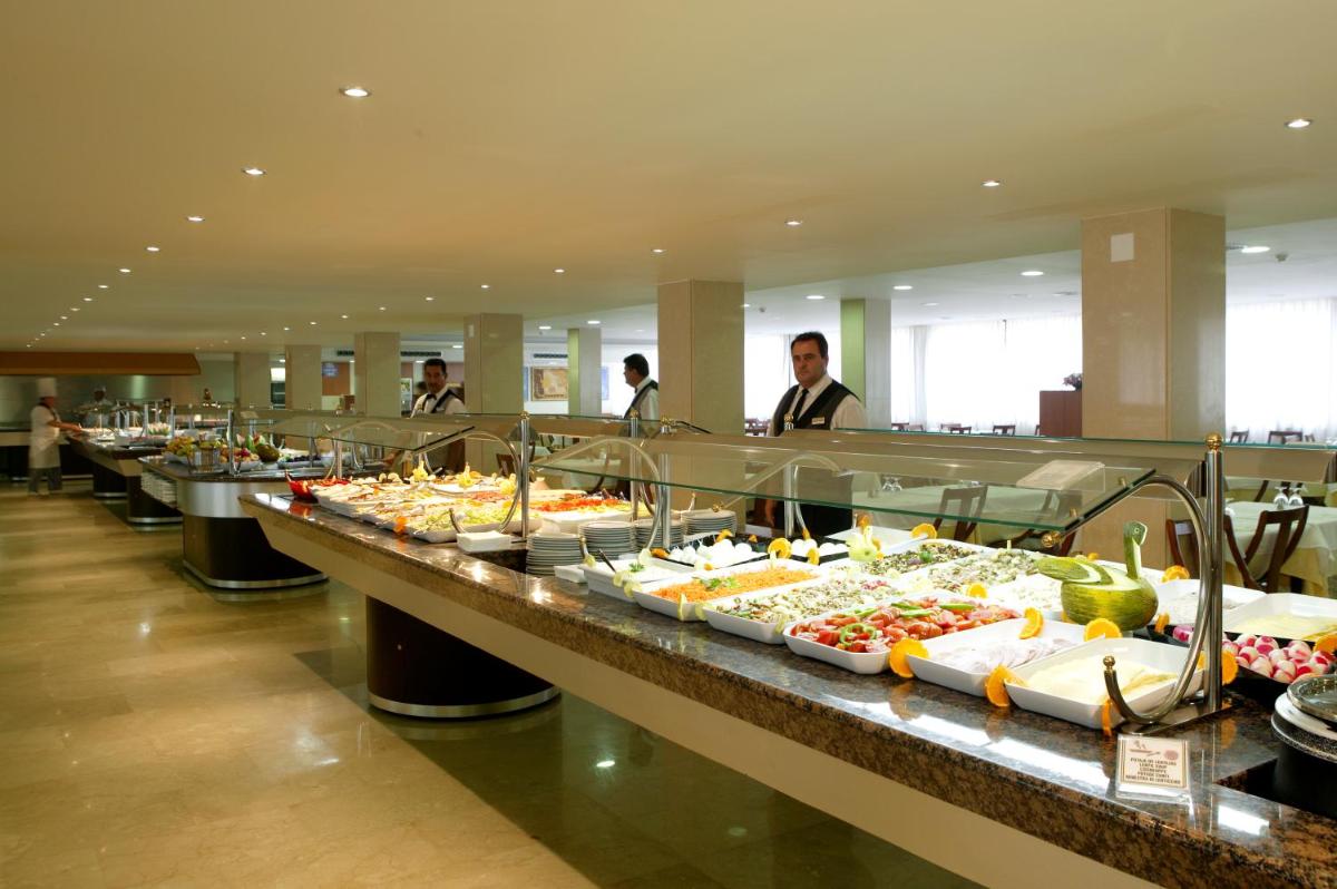 Comida en o cerca de este hotel