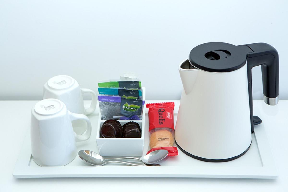 Utensilios para hacer té y café en Myseahouse Flamingo - Adults Only 4* Sup