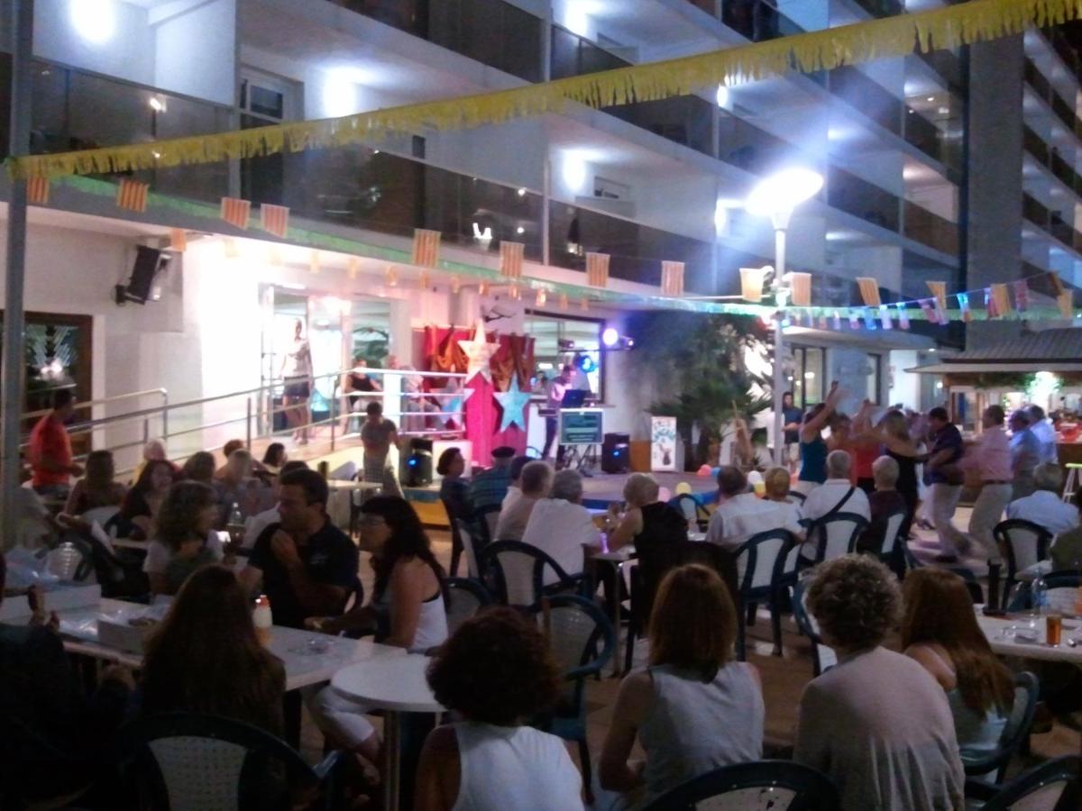una multitud de personas sentadas en mesas mirando un escenario en Hotel Riviera, en Santa Susanna 54 fotos más