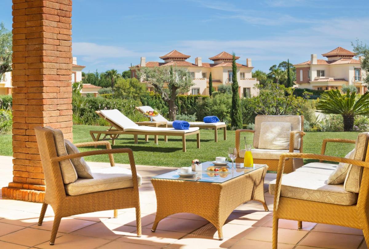 Uma área de estar em Monte Rei Golf & Country Club