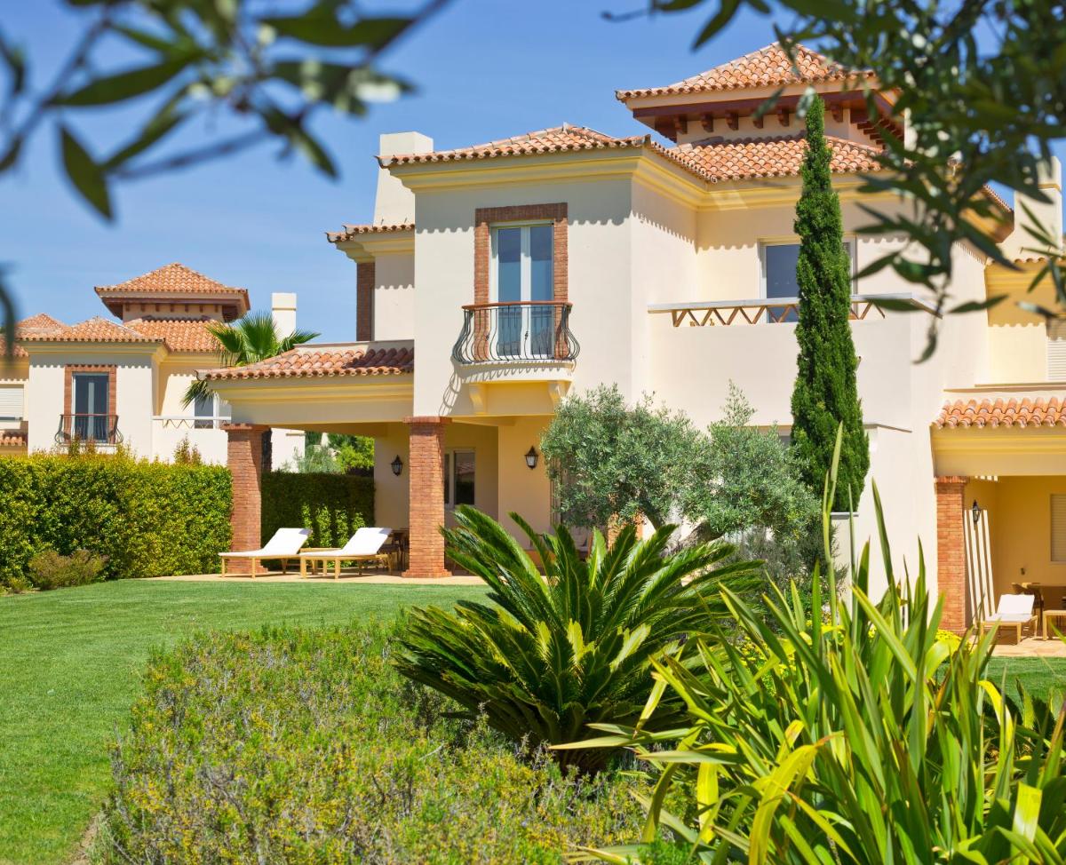 Um jardim no exterior de Monte Rei Golf & Country Club