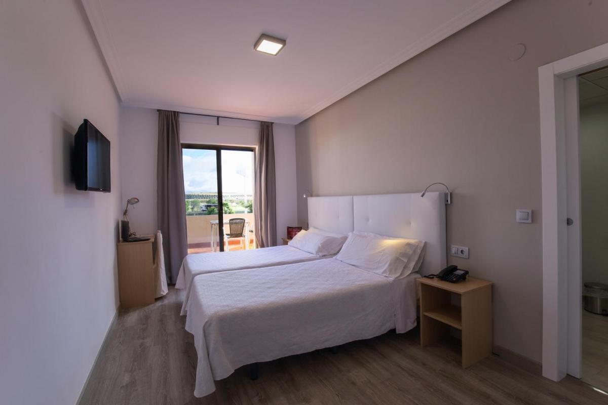 Hotel Castilla Torrijos - Housity