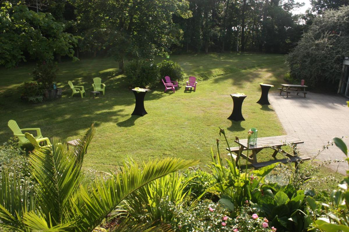 Jardin de l'établissement Logis Latitude Ouest Hôtel Restaurant & Spa