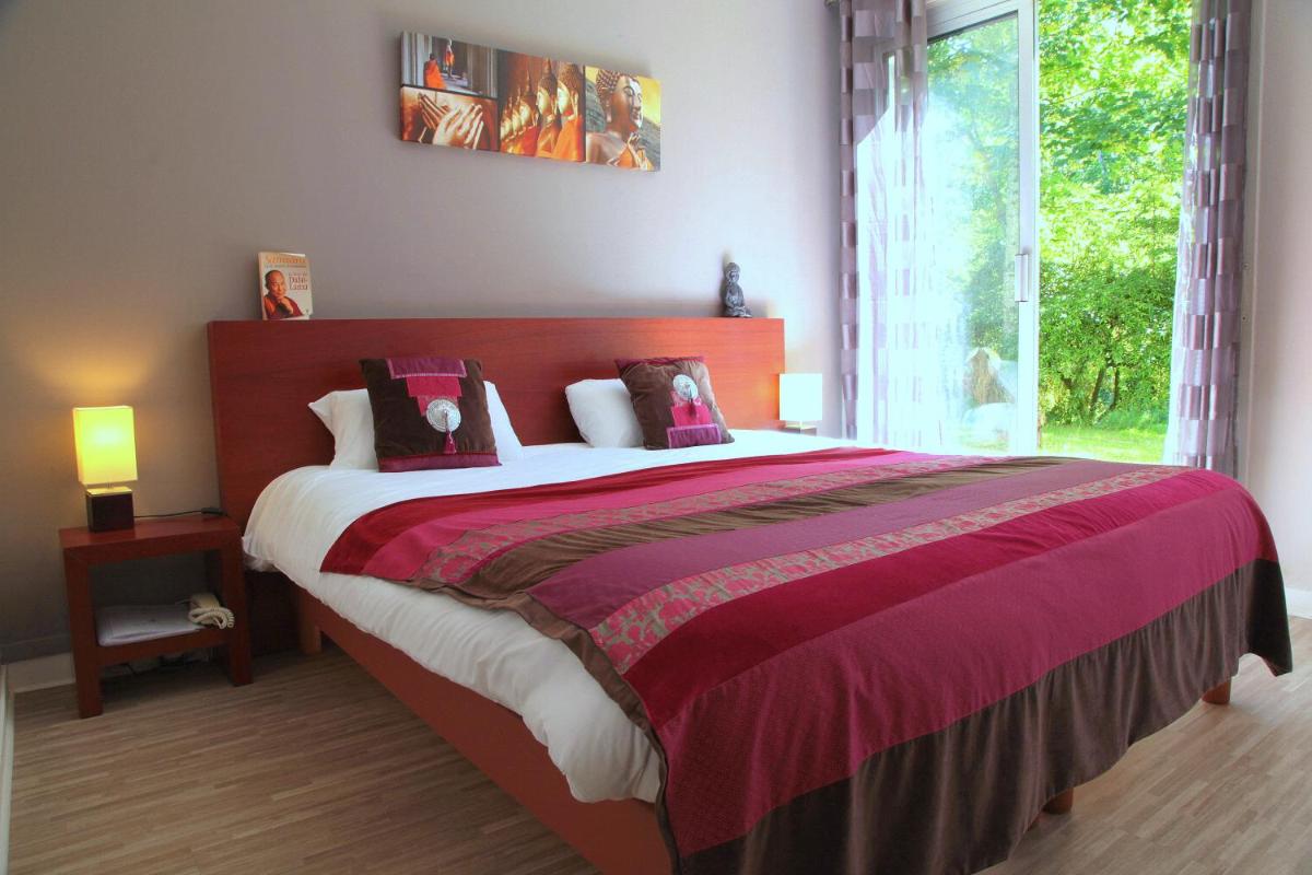 Un ou plusieurs lits dans un hébergement de l'établissement Logis Latitude Ouest Hôtel Restaurant & Spa
