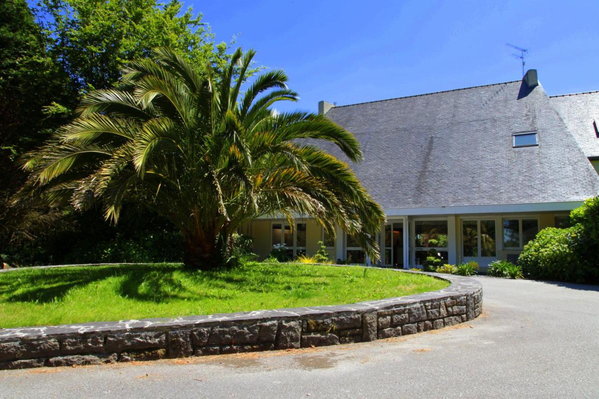 Jardin de l'établissement Logis Latitude Ouest Hôtel Restaurant & Spa