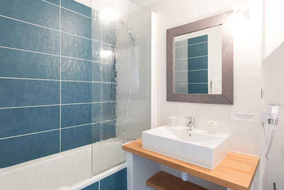 Salle de bains dans l'établissement Logis Latitude Ouest Hôtel Restaurant & Spa