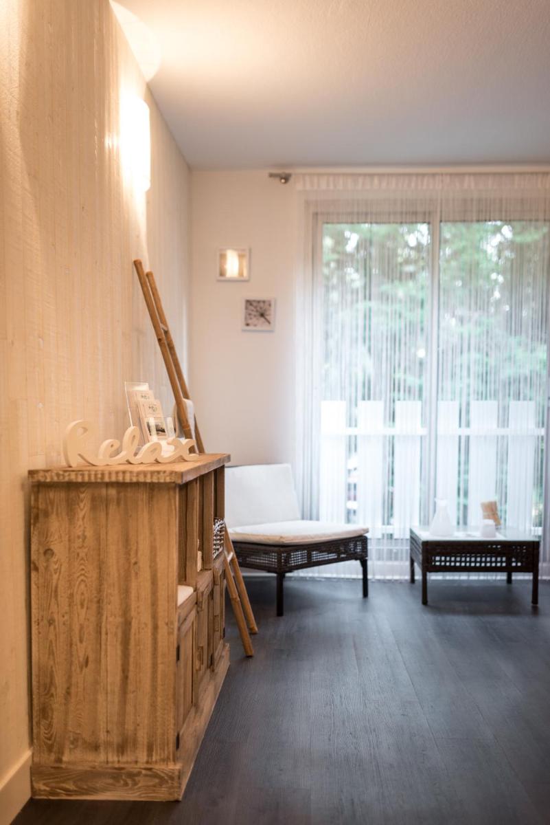 Coin salon dans l'établissement Logis Latitude Ouest Hôtel Restaurant & Spa