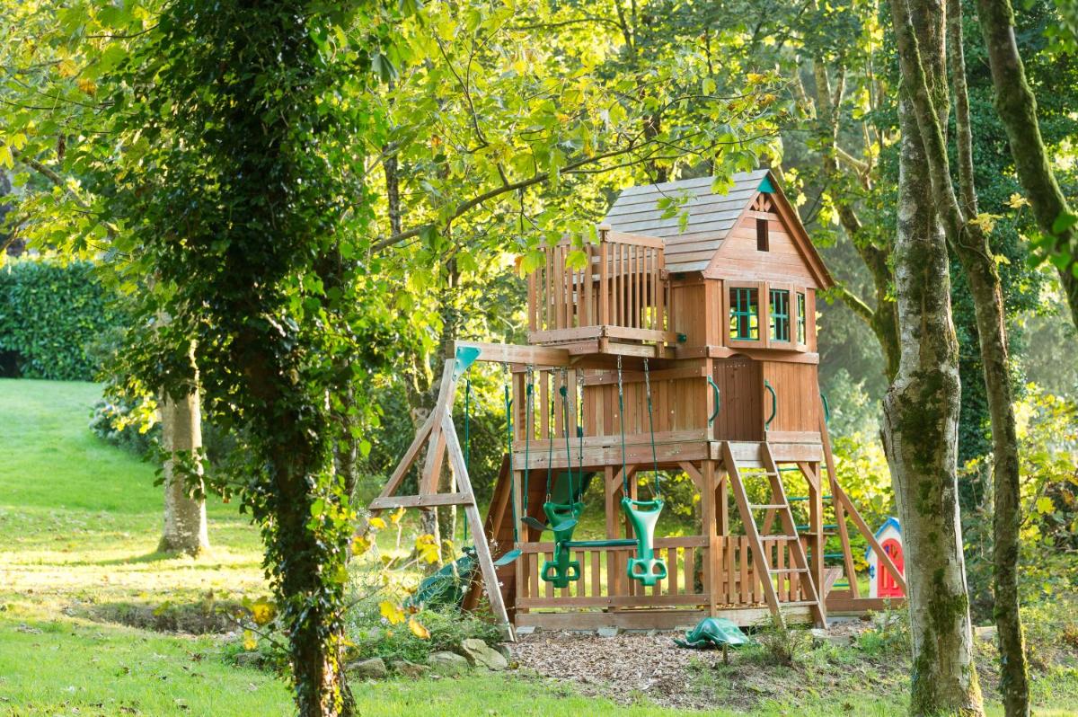 une cabane dans les arbres au milieu d'une forêt dans l'établissement Logis Latitude Ouest Hôtel Restaurant & Spa, à Locronan