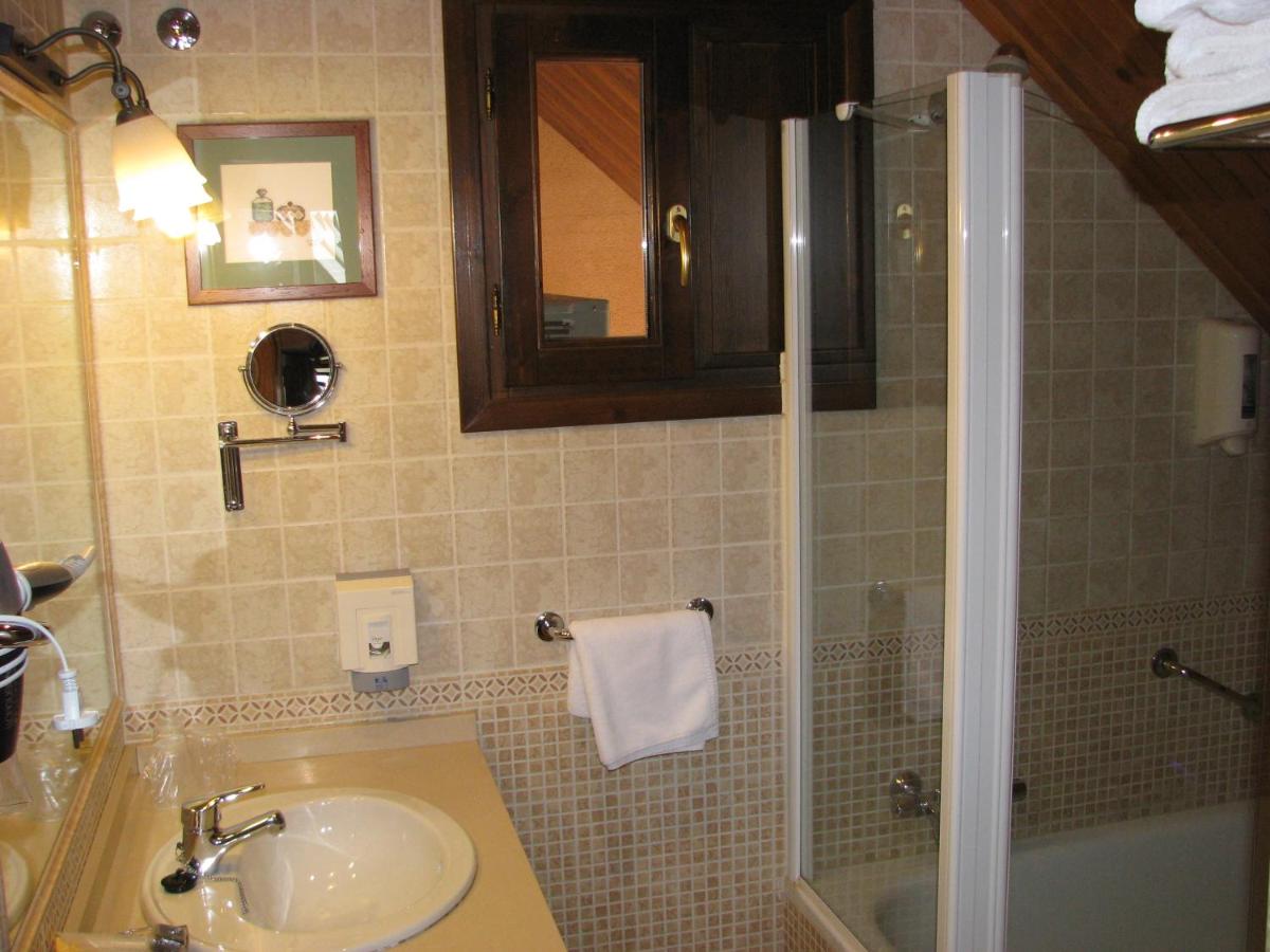 Un baño de Aparthotel Sarrato