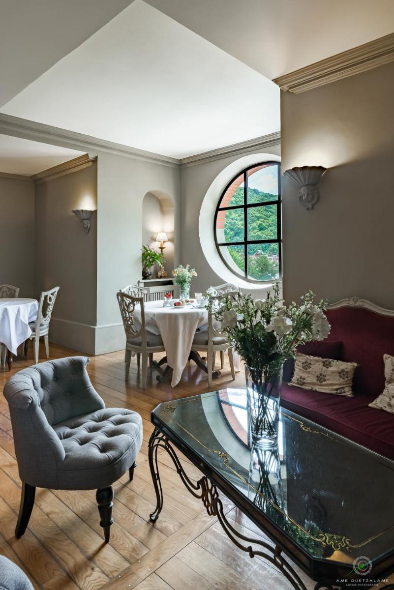 Coin salon dans l'établissement Hôtel Restaurant Spa Le Sauvage