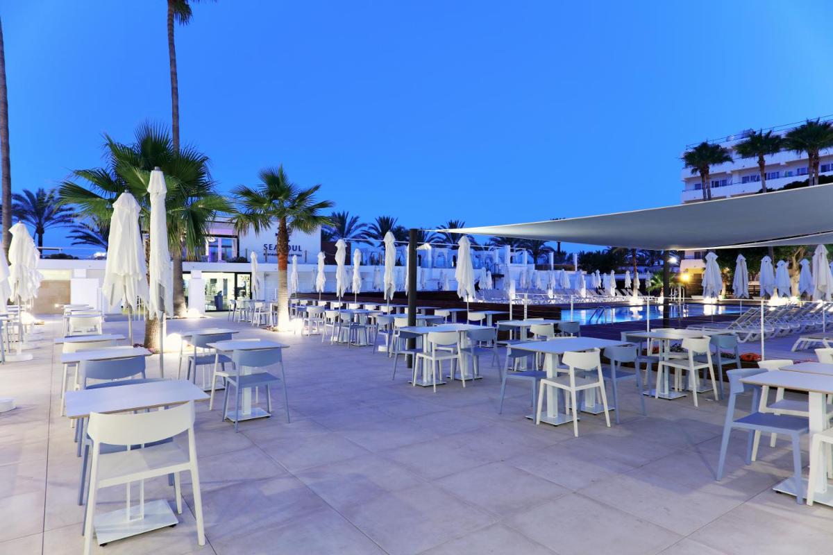 Un restaurante o sitio para comer en Iberostar Waves Bahía de Palma - Adults Only
