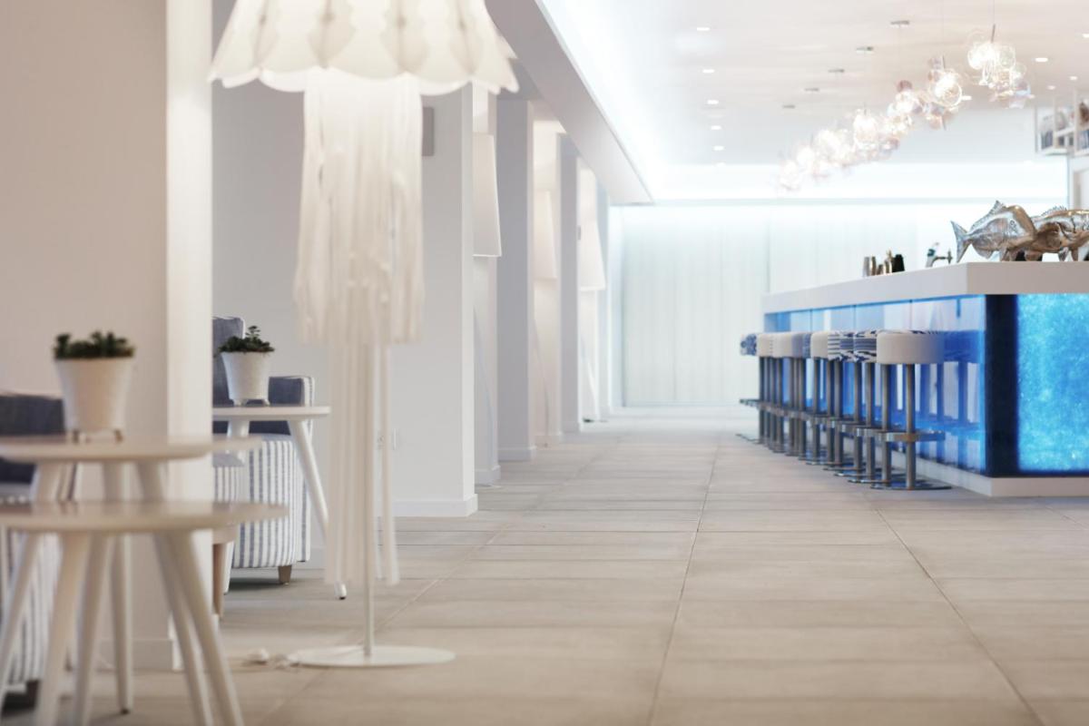 Un restaurante o sitio para comer en Iberostar Waves Bahía de Palma - Adults Only