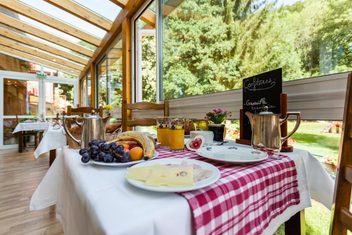 une table avec une assiette de nourriture sur une table dans l'établissement Logis Hôtel Restaurant De La Poste et SPA de Montagne, à Le Bonhomme 43 autres photos