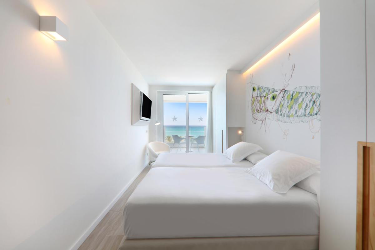 Cama o camas de una habitación en Iberostar Waves Bahía de Palma - Adults Only