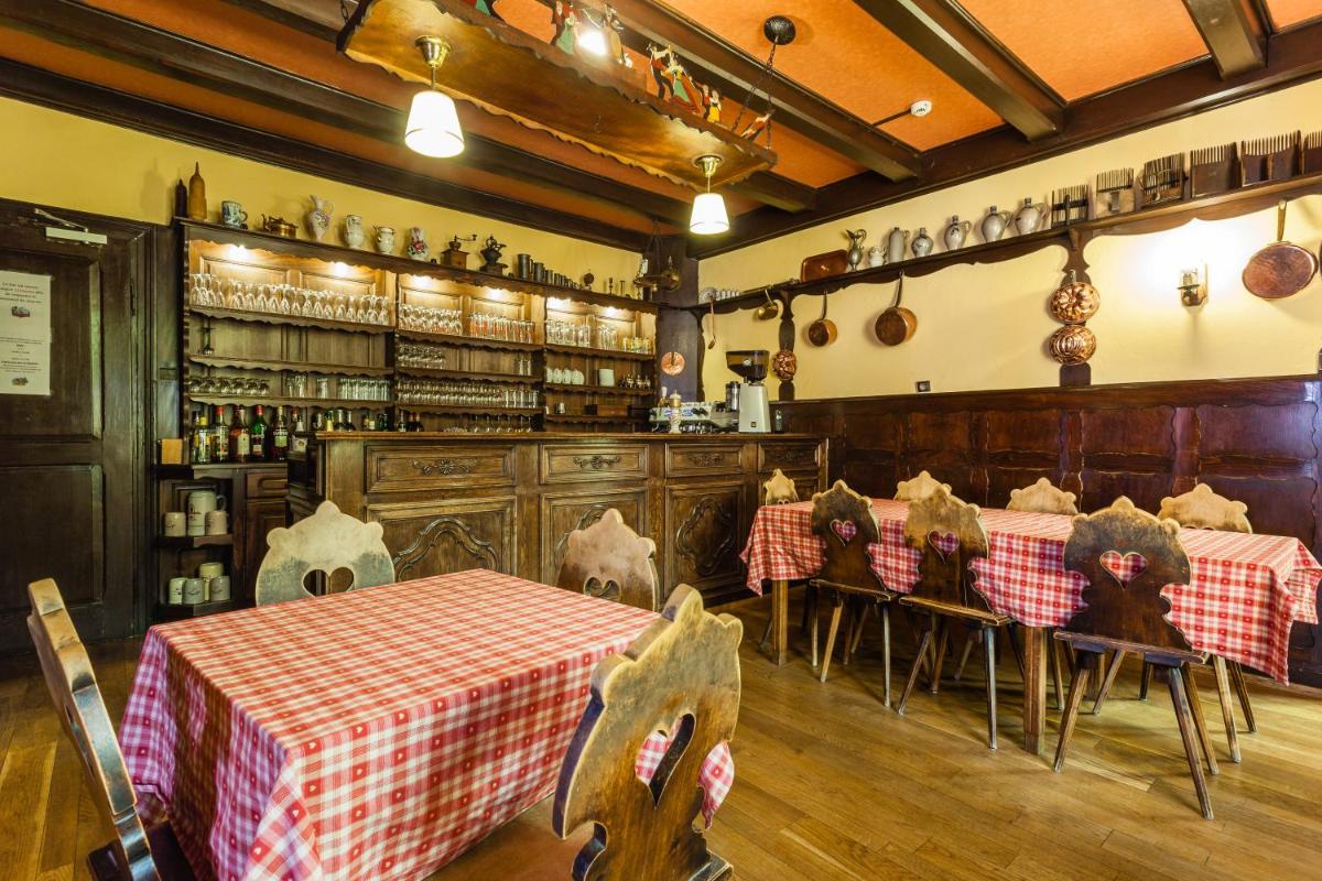 Restaurant ou autre lieu de restauration dans l'établissement Logis Hôtel Restaurant De La Poste et SPA de Montagne