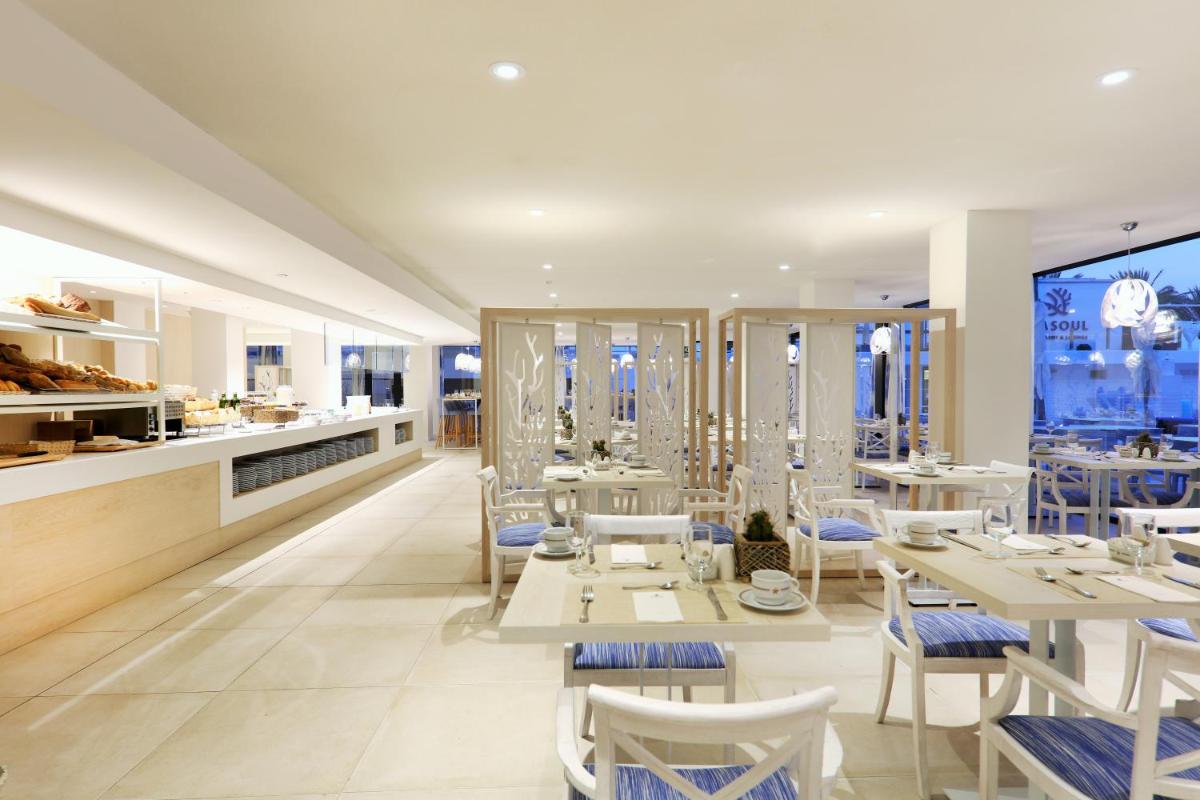 Un restaurante o sitio para comer en Iberostar Waves Bahía de Palma - Adults Only
