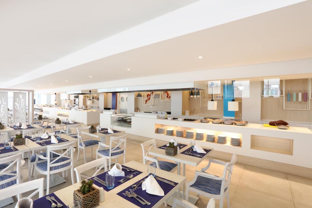 Un restaurante o sitio para comer en Iberostar Waves Bahía de Palma - Adults Only