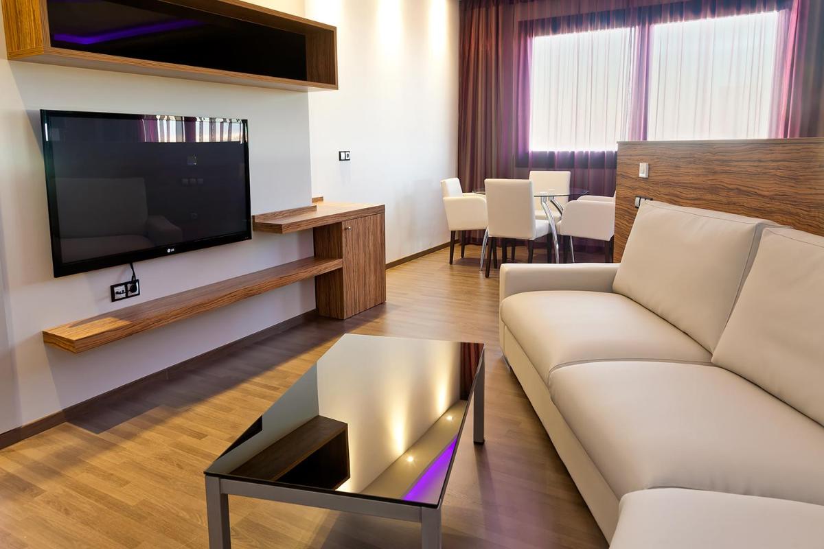 Una televisión o centro de entretenimiento en Dña Monse Hotel Spa & Golf