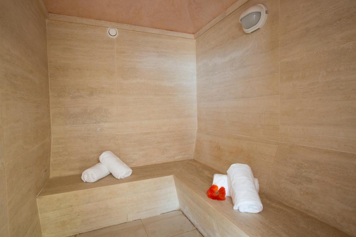Un baño de JS Cape Colom - Adults Only