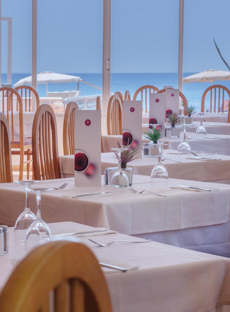 Un restaurante o sitio para comer en JS Cape Colom - Adults Only