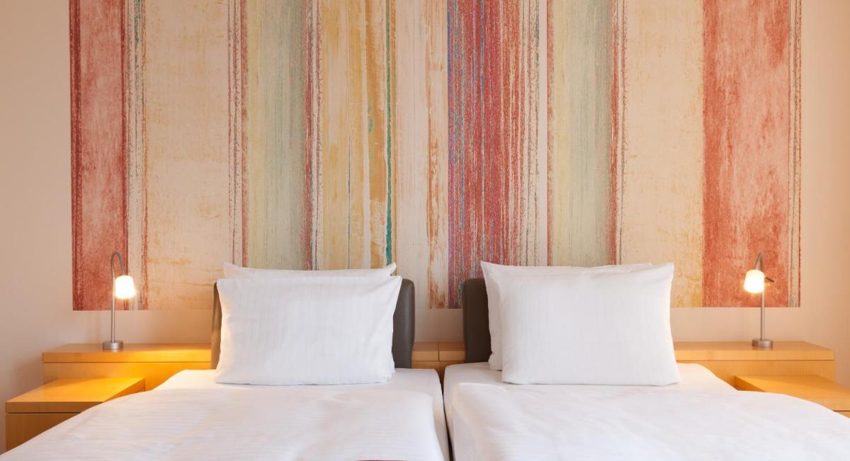 Ein Bett oder Betten in einem Zimmer der Unterkunft A-ROSA Travemünde