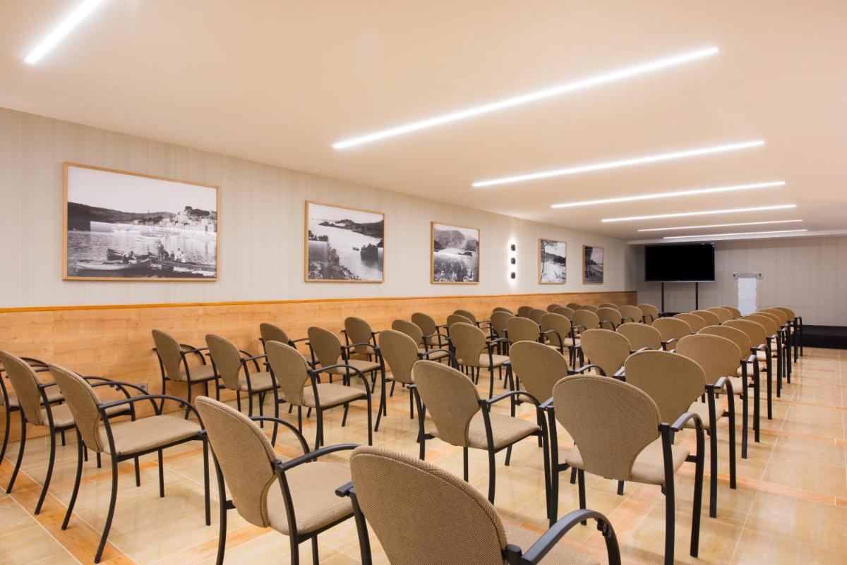 Zona business o sala de conferencias en Iberostar Selection Jardín del Sol Suites - Adults Only