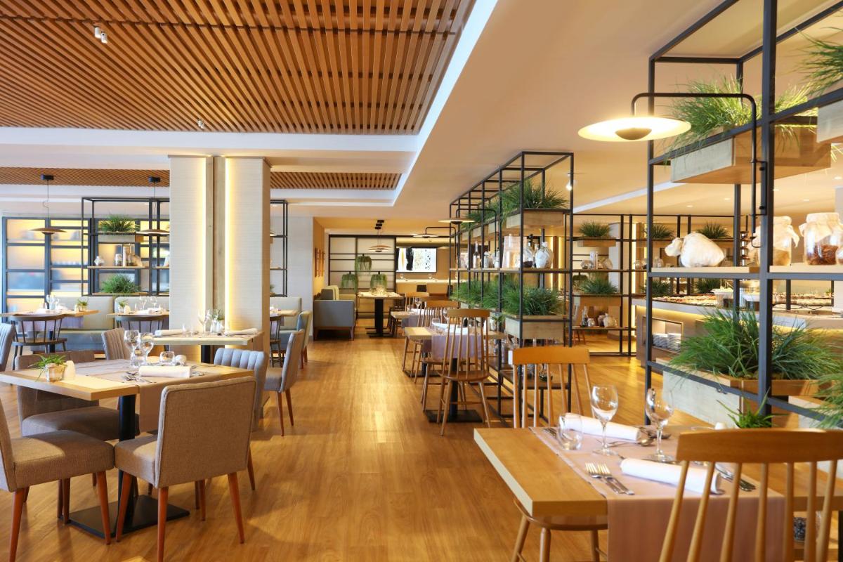 Un restaurante o sitio para comer en Iberostar Selection Jardín del Sol Suites - Adults Only