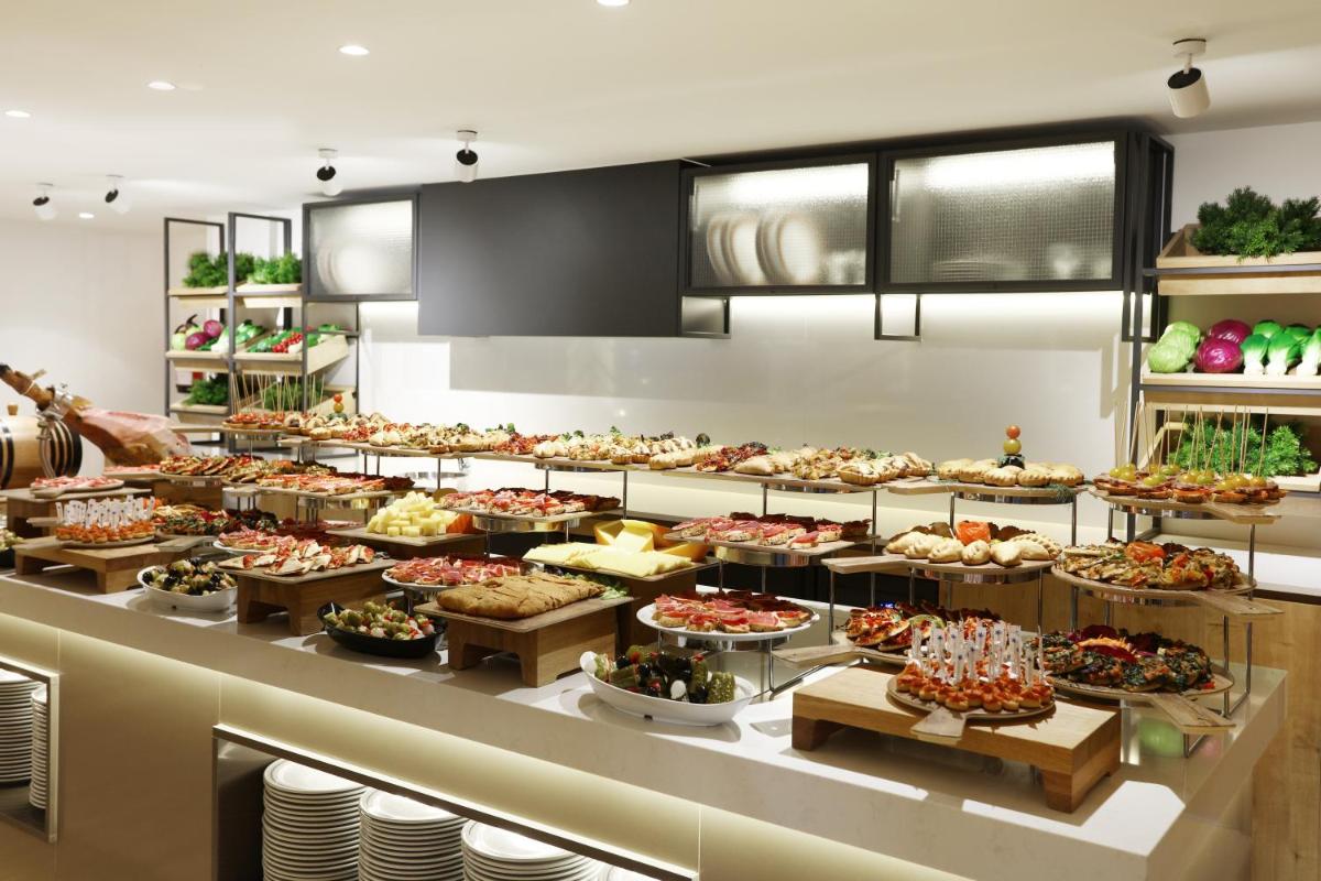 Comida en o cerca de este hotel